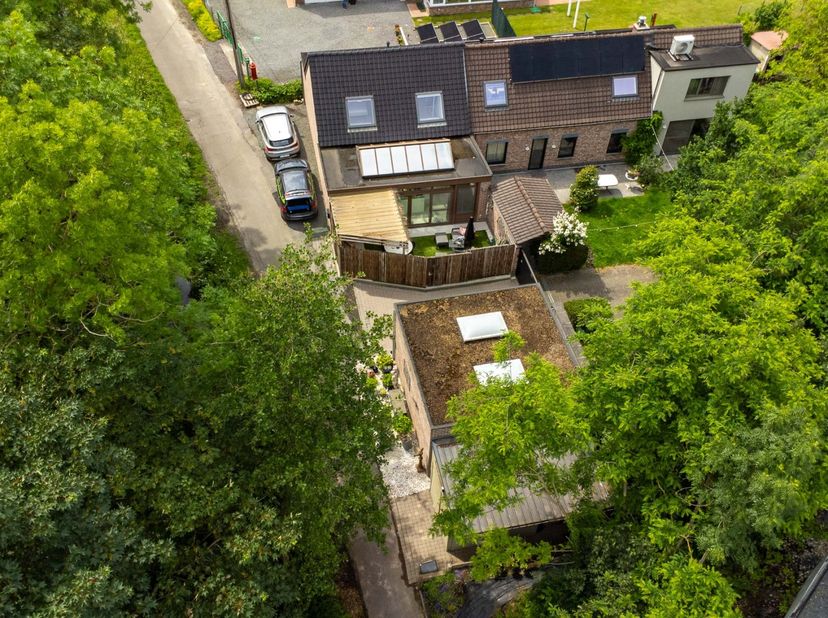 Deze volledig gerenoveerde woning is gelegen in een rustige, groene omgeving in Muizen (Mechelen), in een doodlopende straat. Hier geniet u van alle r