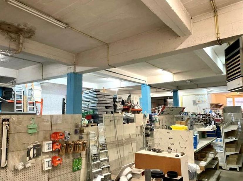 Situé dans une rue à double sens, nous vous proposons ce grand rez-de-chaussée comprenant une surface de +/- 350 m² (commerce-Atelier-garage-cave priv