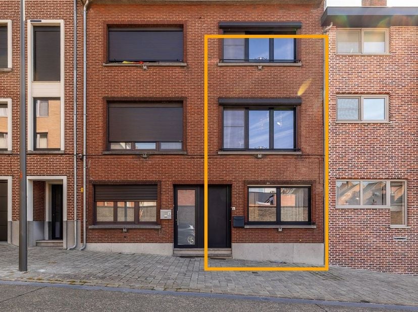 Ruime gezinswoning met 4 slaapkamers, vaste trap naar zolder en tuin in het historische hart van Scherpenheuvel<br />
<br />
Op wandelafstand van de B