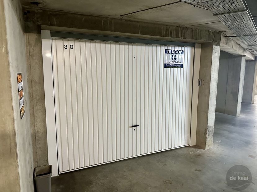 Ruime garage voor mogelijks 2 wagens van 28m² in residentie Lindenhof langs de Canadalaan in Nieuwpoort-stad.