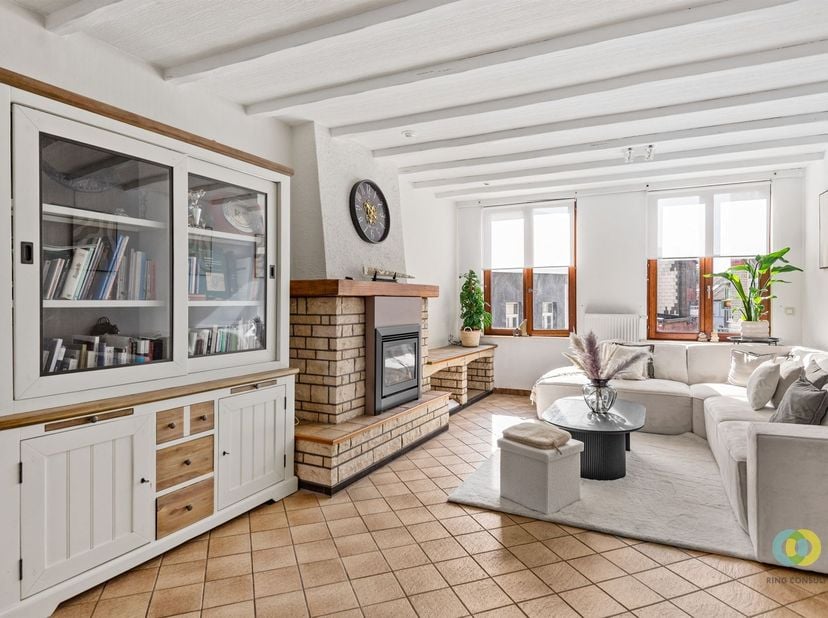 Vous cherchez un bien où  combiner vie privée et vie professionnelle? Alors ce bien est peut-être pour vous. Derrière sa charmante façade se cache un