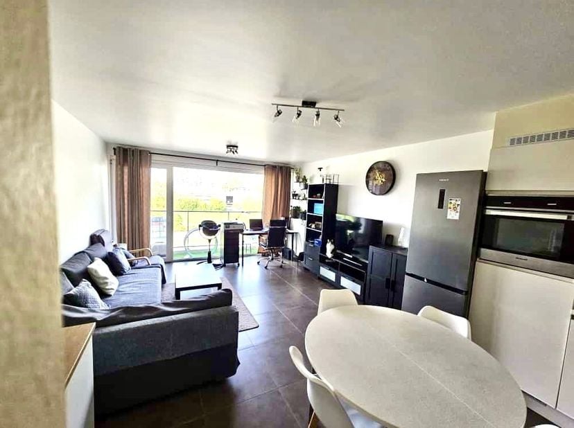 Au deuxième étage de la résidence récente "James Cook", nous trouvons cet appartement moderne. Pratiquement aménagé avec un hall d'entrée, un salon av