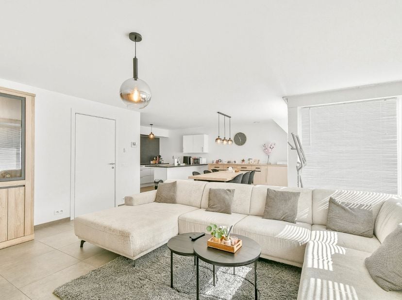 Dit instapklare en ruime tweeslaapkamerappartement is gelegen in het centrum van Gistel, op wandelafstand van alle nodige winkels, horeca en openbaar