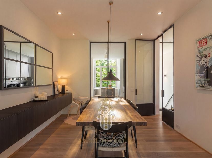 Deze ruime, volledig gerenoveerde woning in Watermael-Boitsfort heeft een oppervlakte van ongeveer 265 m² en biedt royale ruimtes en een grote tuin.<b