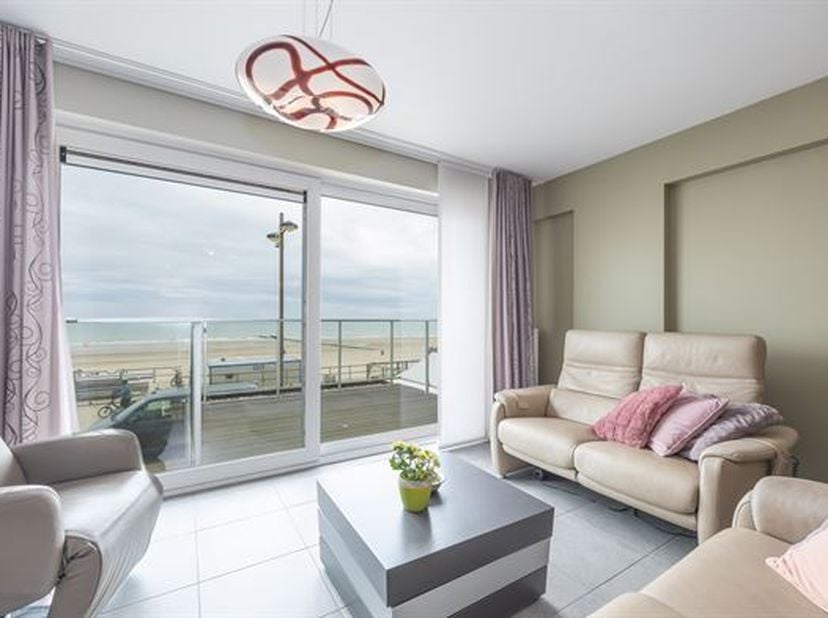 Prachtige appartement op de eerste verdieping van Residentie Chablis. Het spectaculaire uitzicht op de zeedijk en de Noordzee vormt ongetwijfeld de gr