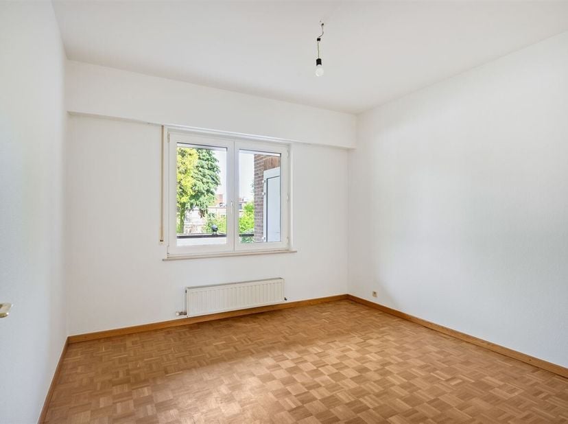 Openhuizendag op zaterdag 13 juni van 14u00-15u00<br />
Ligging: Het appartement is centraal gelegen te Berchem en van hieruit kan men zowel te voet a