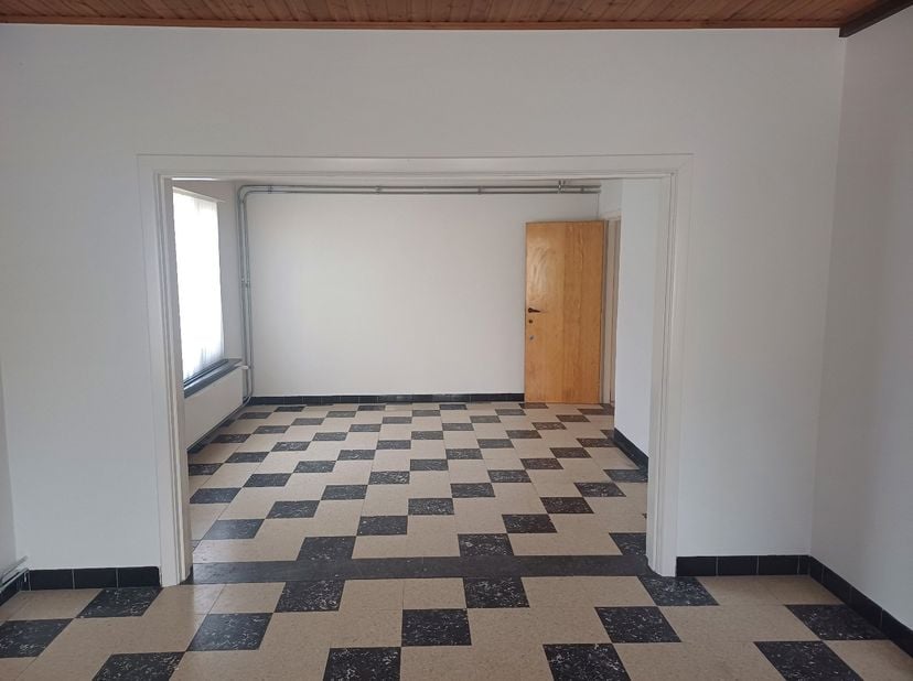 Deze gerenoveerde gezinswoning is gelegen te Grote Heide (Pelt). De woning bestaat uit een inkom achter, berging, toilet, badkamer, keuken, woonkamer.