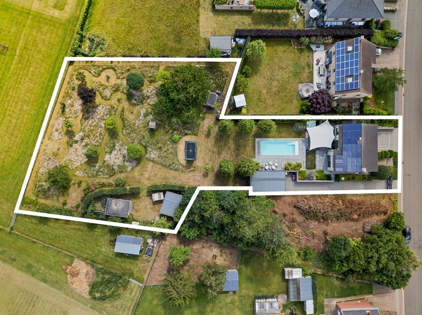 Op een volledig privatief perceel, nabij het centrum van Scherpenheuvel, bevindt zich deze instapklare en energiezuinige villa met zwembad, jacuzzi, s