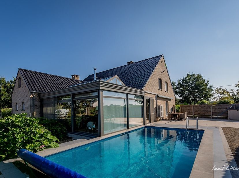 IN OPTIE!<br />
Deze landelijk gelegen eigendom, vlakbij de Nederlandse grens, is makkelijk te bereiken via de E314. Het is een praktische uitvalsbasi