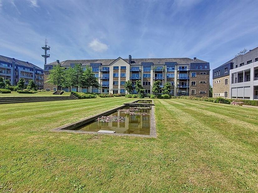 W Immobilière vous propose, à Arlon, un splendide appartement deux chambres dune superficie de 78m². <br />
Le bien se compose comme suit : spacieux s