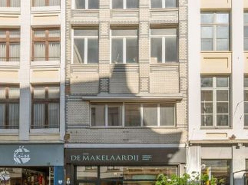 Handelspand te koop in Mechelen centrum. Winkelruimte met etalage, kantoor en 4 verdiepingen. Nabij Ijzerenleen en Korenmarkt. Beschermd Erfgoed.<br /