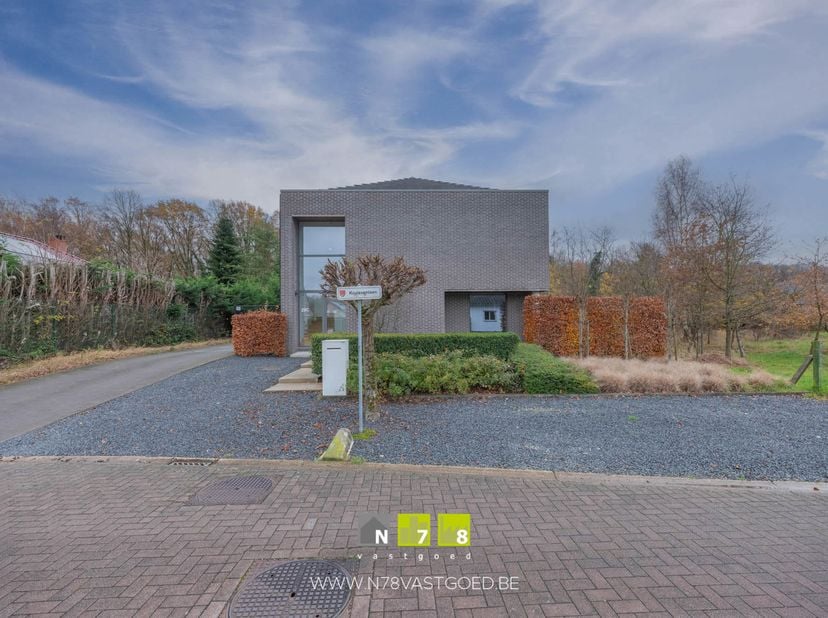 *IN OPTIE* MODERNE VRIJSTAANDE WONING MET 3 SLAAPKAMERS OP EEN PERCEEL VAN 18A37CA TE LANKLAAR. <br />
TROEVEN<br />
- Hedendaagse, stijlvolle woning.