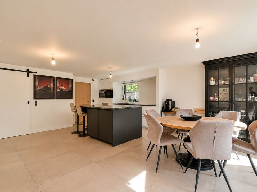 Welkom in de Bremdreef 122, een alleenstaande gerenoveerde woning, idyllisch gelegen in het bosrijke gebied aan het prachtige Bulskampveld in Wingene.
