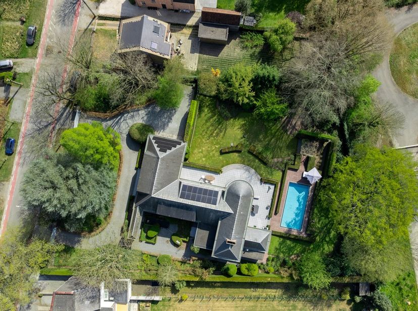 Exclusieve, authentieke villa in Mechelen-Zuid<br />
Welkom in deze unieke parel aan de rand van Mechelen, waar charme, ruimte en modern comfort same
