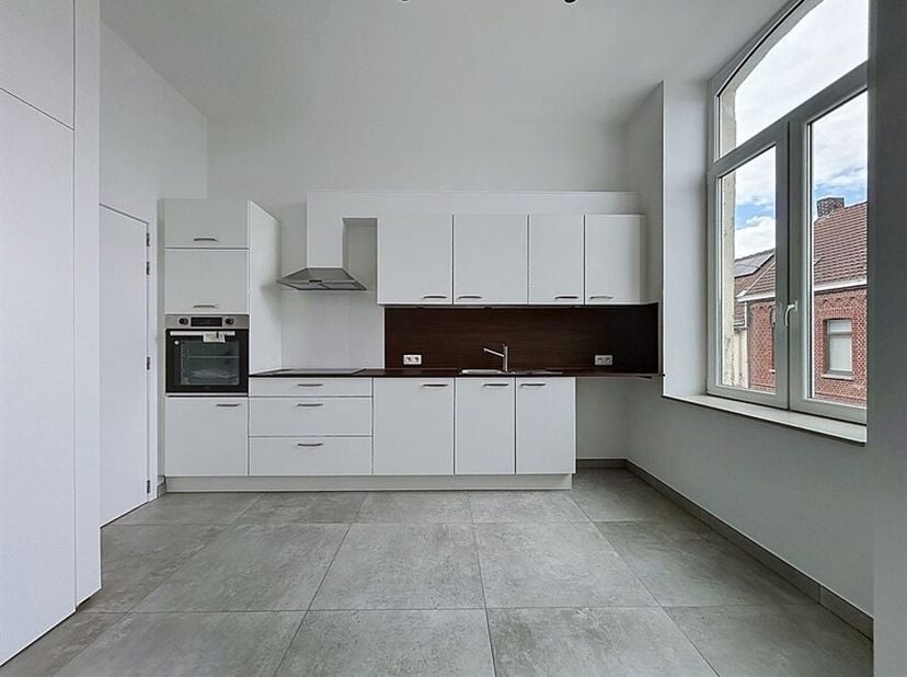 Appartement entièrement rénové situé en plein coeur de Dottignies, à proximité immédiate des commerces, écoles et autres commodités.<br />
 Situé au 1