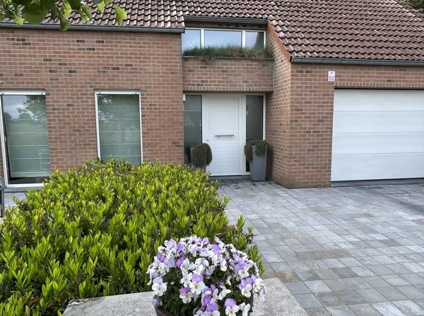 Villa orientée plein sud à vendre à Ellezelles / Renaix<br />
<br />
Charmante villa moderne 4 façades à vendre (PEB C), où confort, tranquillité et c