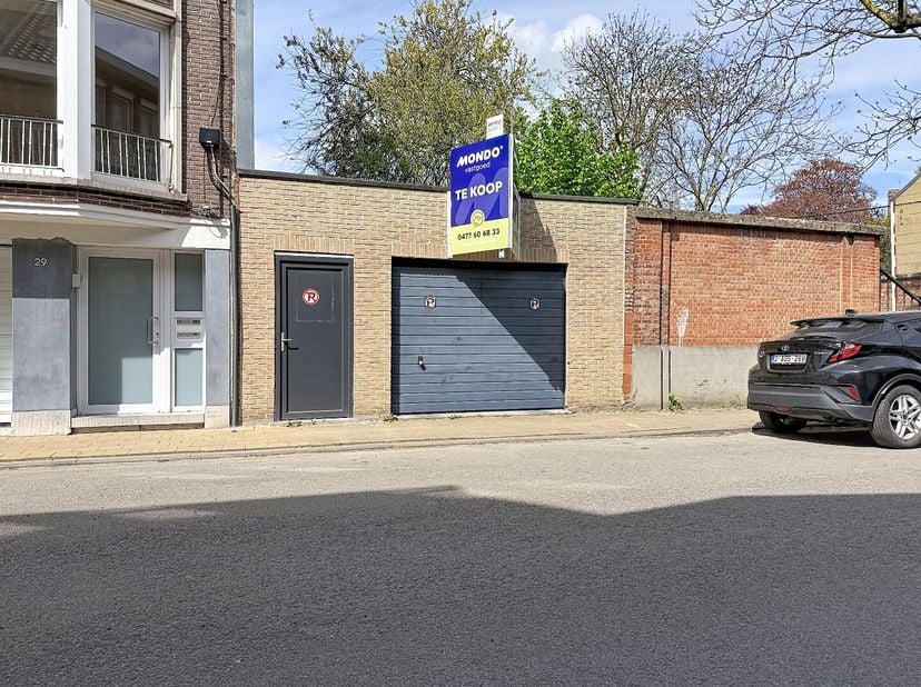Op zoek naar een uitzonderlijk ruime garage met extra potentieel?<br />
Deze garage gelegen in de Kloosterstraat 29 biedt een unieke kans voor zowel p
