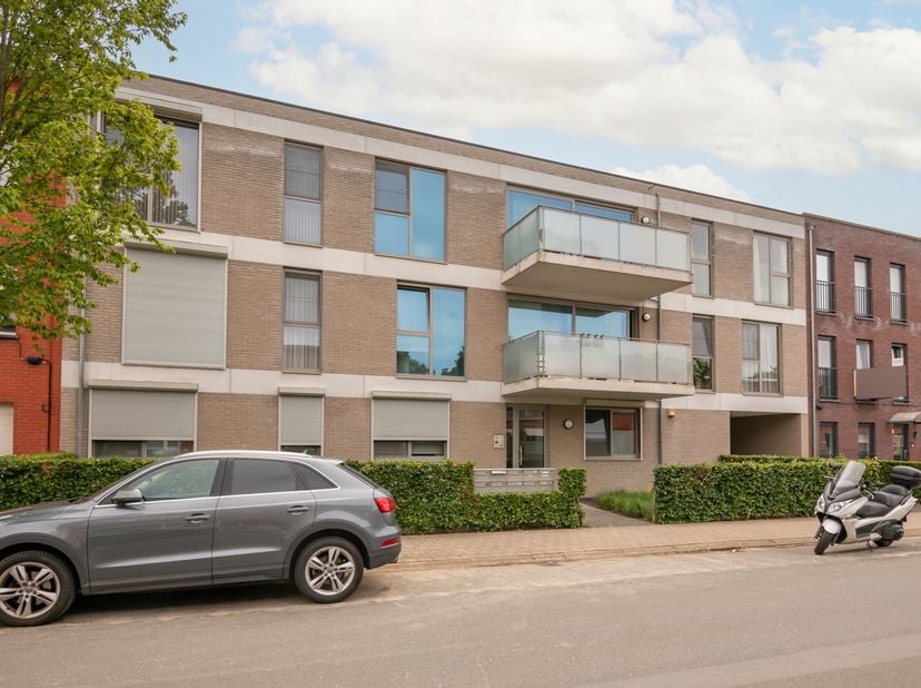 Verzorgd &amp;amp; recent 2 slaapkamer appartement met terras en autostaanplaats<br />
De wijk rond de Manebruggestraat in Borsbeek is gegeerd. Alles wat