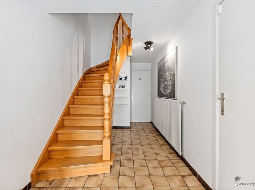 Appartement de plain-pied prêt à emménager et économe en énergie, comprenant 3 chambres, 2 garages et un jardin ensoleillé à Hoevenen<br />
<br />
<