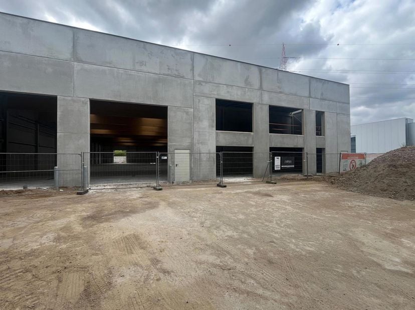 Wommelgem modern magazijn van 720m² met kantoren verdeeld over 2 verdiepingen van 225m² in de industriezone van Wommelgem.<br />
Modern magazijn met h