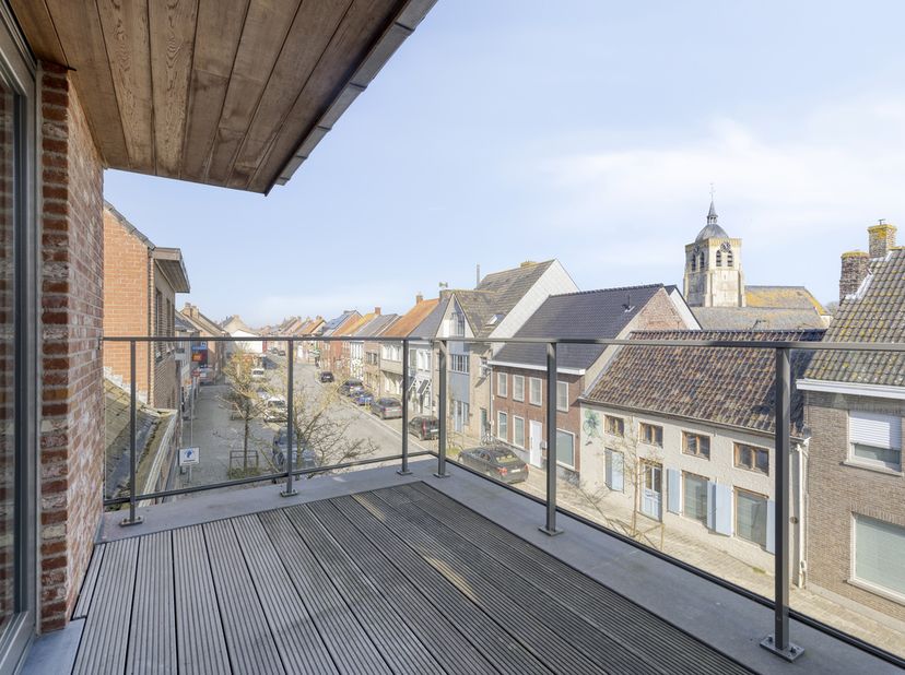 Le principal atout de cet appartement à vendre réside dans ses espaces de vie très agréables et lumineux. Grâce aux grandes fenêtres, vous pouvez prof