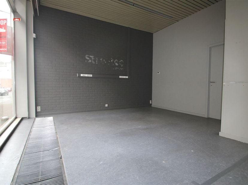 Centraal gelegen handelsgelijkvloers/kantoorruimte met een oppervlakte van +/- 102m² bestaande uit inkomsas, ruime kantoorruimte/handelsruimte (heden