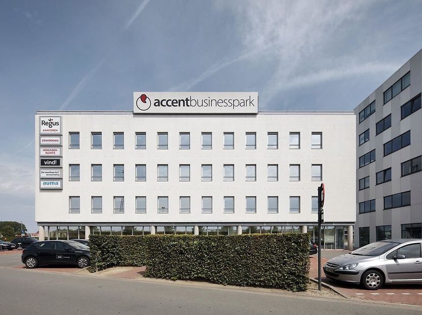 Het betreft een nagelnieuw, modern businesscenter gelegen in het Accent Businesspark te Roeselare. Perfect gelegen aan het op-en afrittencomplex van d