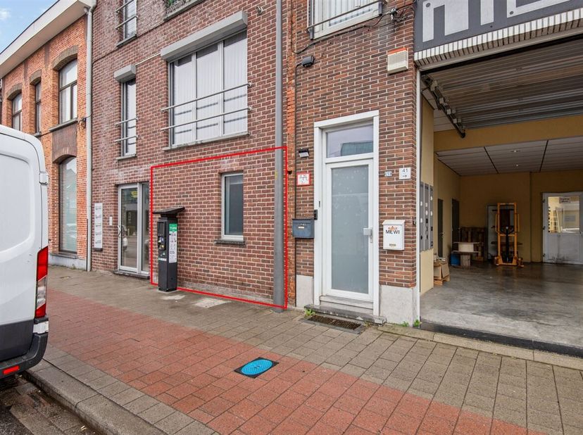 Gelijkvloers appartement met 1 slaapkamer, tuin en garage<br />
Gelijkvloers<br />
Via de inkomhal betreedt u het appartement dat bestaat uit een lich