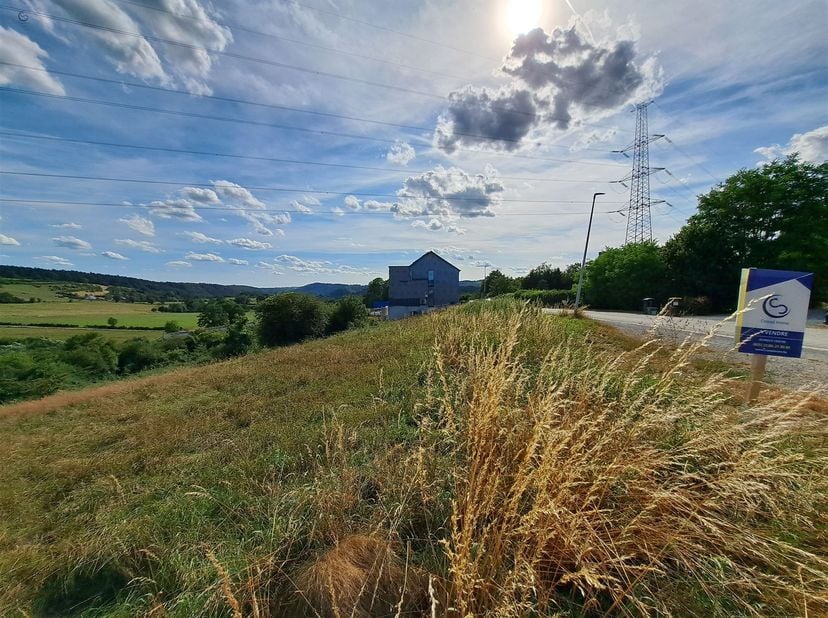 Une parcelle de terrain à bâtir destinée à une construction mitoyenne , située dans un quartier résidentiel à caractère rural, dans la rue Hameau de X