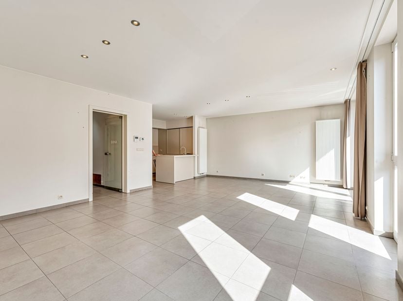 Prachtig en ruim appartement met 2 slaapkamers te huur in Menen!<br />
Dit verzorgd appartement is gelegen op een vlotte en centrale locatie in Menen,