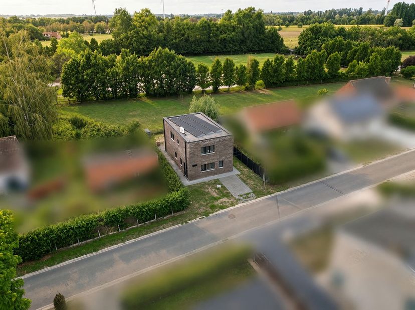 Bent u op zoek naar een instapklare en energiezuinige woning waar rust, ruimte en hedendaags comfort centraal staan? Dan is deze woning absoluut het o