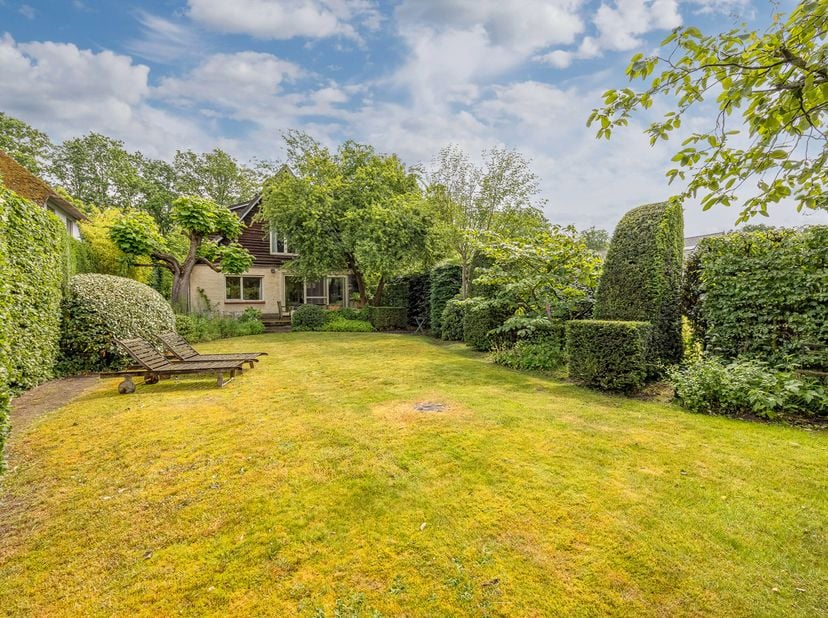 Dit te renoveren landhuis met tuin op een prachtig perceel van 735m² baadt in een oase van groen en heeft zicht op agrarisch gebied. Dit eigendom word