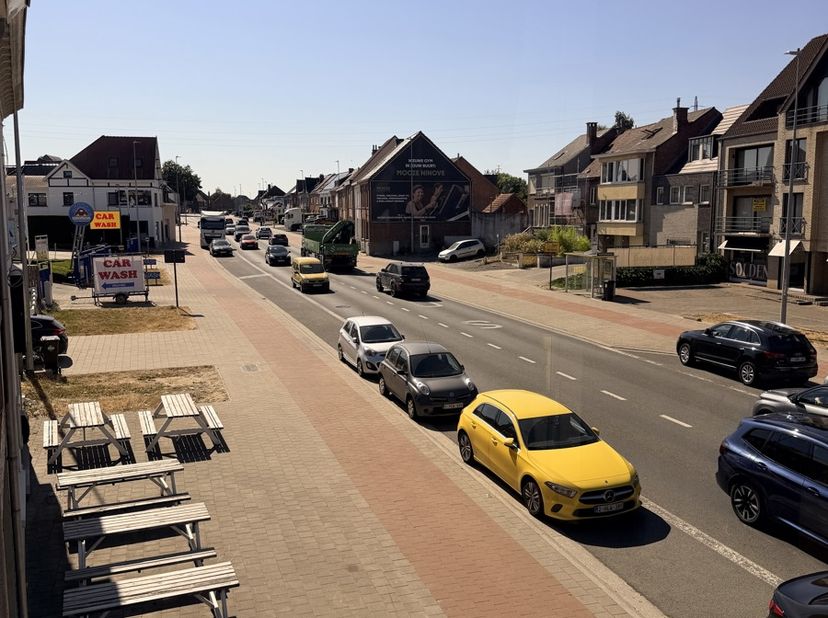 Bent u op zoek naar de perfecte uitvalsbasis voor uw onderneming, gecombineerd met de mogelijkheid om te wonen? Dan vormt dit commerciële pand aan de