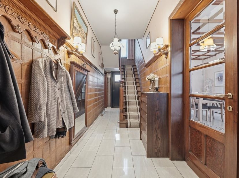 Bent u op zoek naar een ruime woning met tal van mogelijkheden en een centrale ligging? Deze open bebouwing, gebouwd in 1946 en gelegen aan de Steenwe