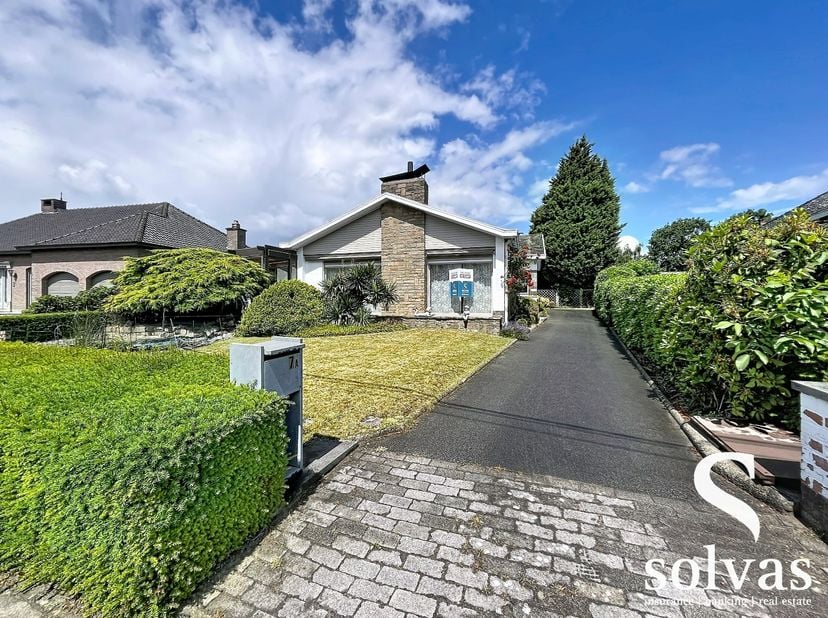 Deze prachtige woning in Aalter is een ruime bungalow op een toplocatie, omgeven door een mooie tuin en een gezellig terras. De woning beschikt over e