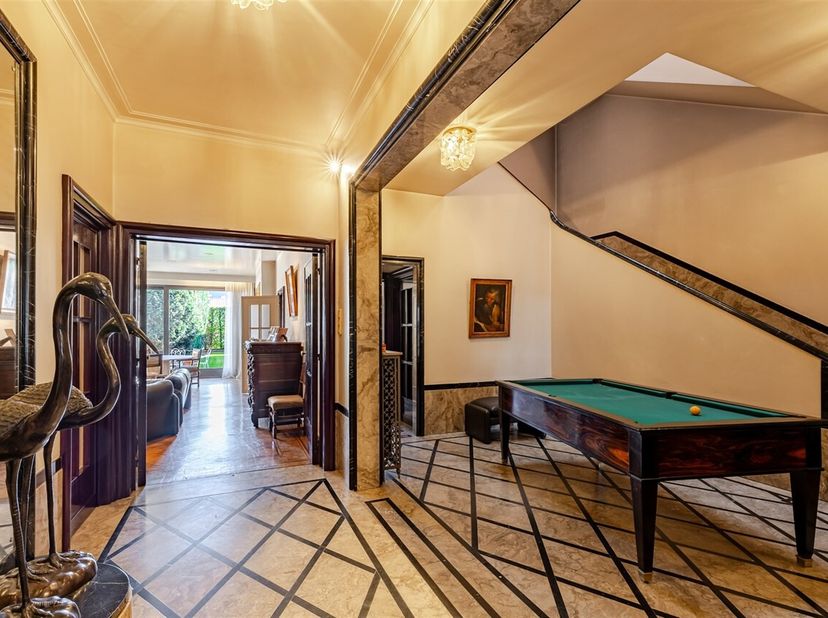 Op een gegeerde ligging vlak bij het Stadspark bevindt zich deze bijzondere karakterwoning met een totale oppervlakte van maar liefst 636 m², verdeeld