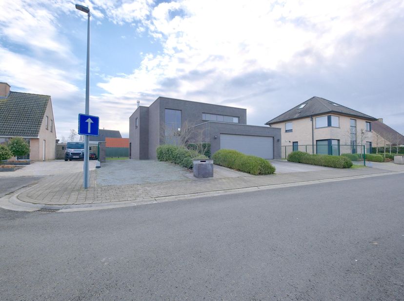 ALLEENSTAANDE VILLA MET 3 SLPKS, BUREAU EN DUBBELE GARAGE<br />
<br />
Bekijk zeker onze vastgoedvideo via https://www.youtube.com/watch?v=3AnMchWIi1c