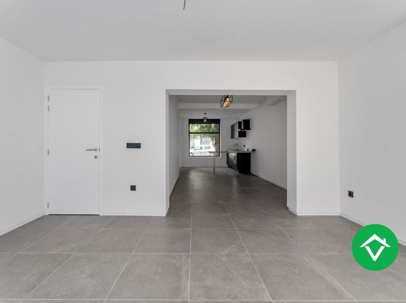 Op wandelafstand van de Grote Markt, Sint-Michielskerk, de winkelstraat, het oud kerkhof vinden we deze karakteristieke, gerenoveerde woning terug. Du