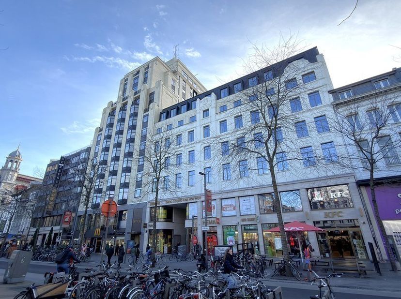 800m² d'espace de bureau au 4ème étage (divisible en 381m² et 419m²)<br />
Emplacement : à distance de marche de la gare d'Anvers-Central<br />
<br />
