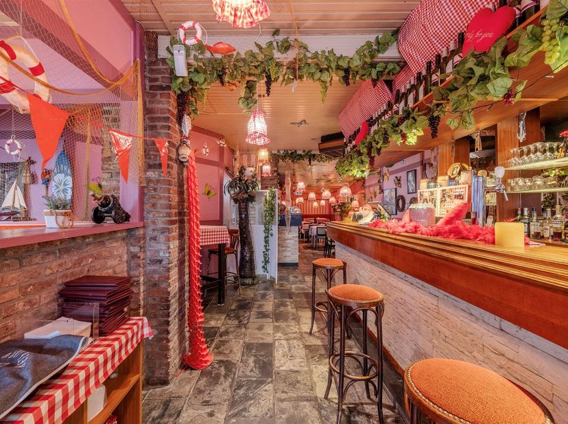 Handelspand met woonst op TOPlocatie in centrum Lille<br />
<br />
Ligging: Gelegen op een zeer gunstige locatie met goede visibiliteit in het midde