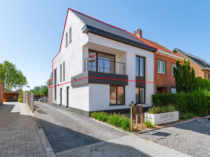 2 slaapkamer appartement in centrum Geel.<br />
 Dit appartement bevindt zich op de 1ste verdieping. Volledig gerenoveerd in 2025 en geniet van vloerv