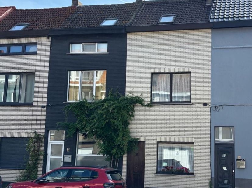 TE KOOP IN GENT<br />
<br />
Deze gezellige woning is gelegen in het bruisende "Muide", het schiereilandje van Gent en ligt op fietsafstand van het hi