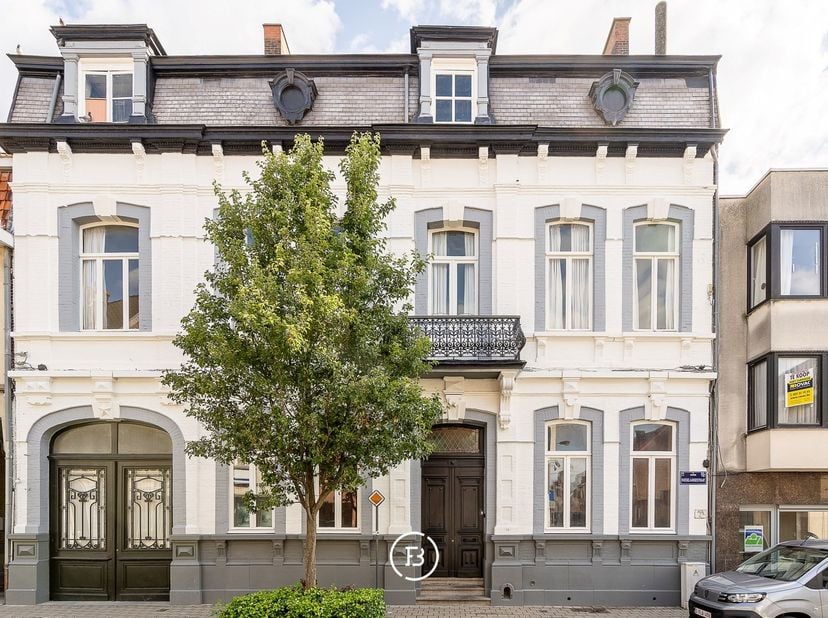 In het hartje van Izegem vinden we deze authentieke dubbele herenwoning terug. Dit uniek renovatieproject biedt door zijn oppervlakte en centrale loca