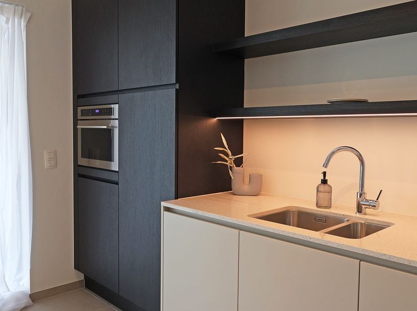 Geniet van comfortabel wonen aan zee in dit stijlvolle gelijkvloerse appartement in woonproject Maro, op slechts 5 minuten wandelen van het strand. De