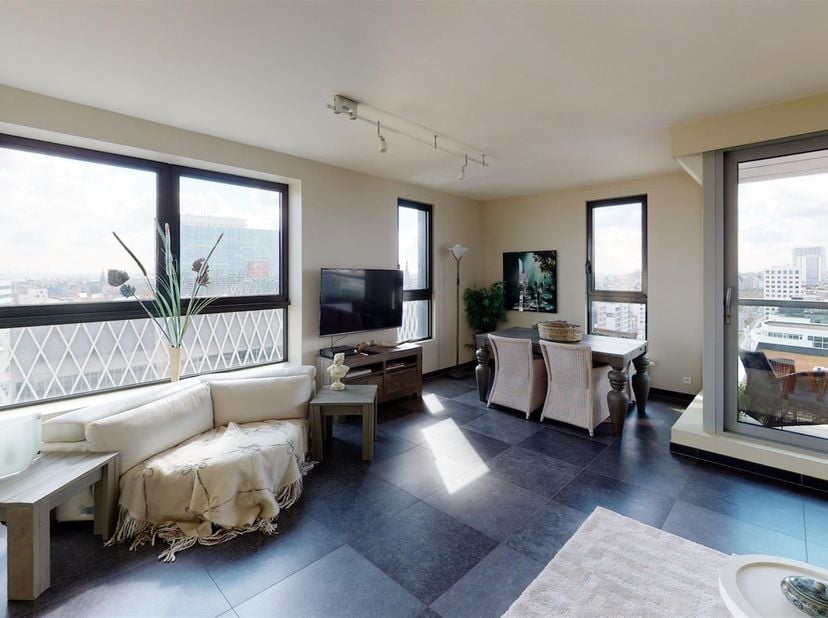 Gemeubeld appartement in de London Tower gelegen op de 11de verdieping met spectaculair uitzicht op de jachthaven en zuid georiënteerd terras.<br />
I