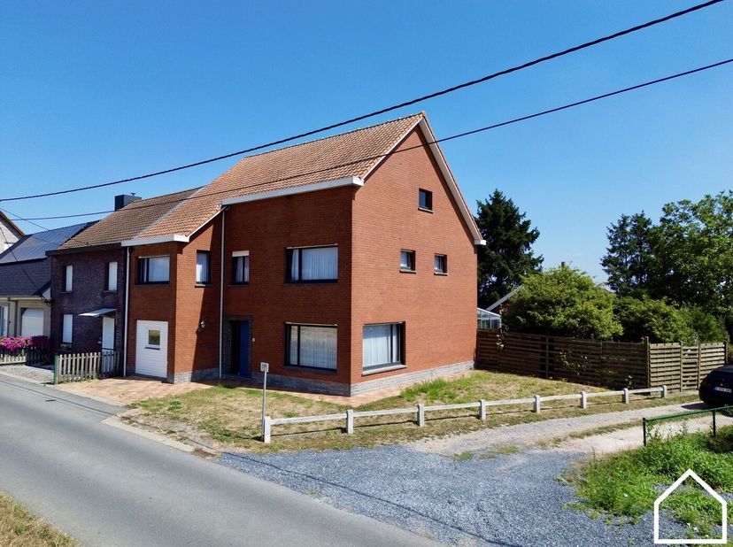 Ontdek deze ruime, karaktervolle woning met 4 slaapkamers, een garage en een prachtige tuin, rustig gelegen in een rustige omgeving<br />
<br />
ONTDE