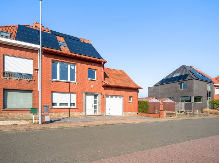 Ruime gezinswoning in rustige wijk te koop in Wevelgem<br />
Deze ruime gezinswoning in Wevelgem is gelegen in een rustige wijk en combineert comfort,