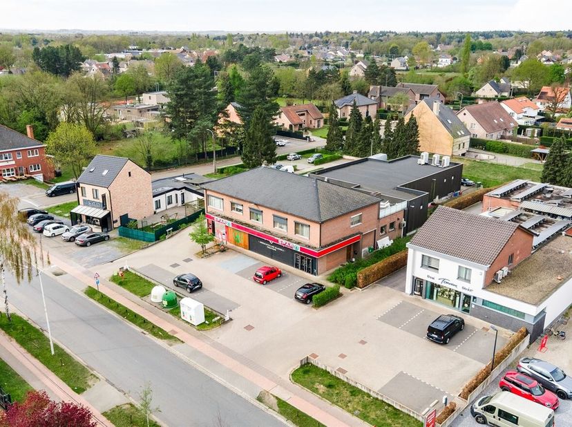Uitzonderlijk handelspand met appartement op topligging in Genk <br />
Strategisch gelegen nabij de Hasseltweg geniet dit eigendom van uitstekende vis