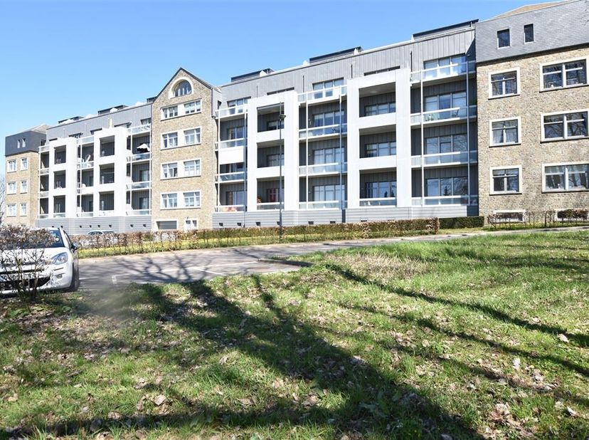 W Immobilière vous propose au sein du fantastique écrin de verdure que sont les « Jardins de Seymerich », à Callemeyn,   un splendide appartement de 1