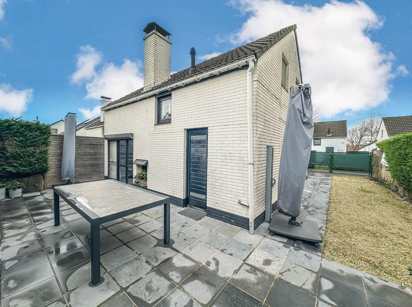 Uitstekend onderhouden vakantiewoning voorzien van alle comfort en met veel privacy. Indeling: gezellige woonkamer met open haard, praktisch ingericht